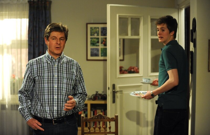 Bamberger überlegt, wie er Ella überraschen könnte. Von links: Roland Bamberger (Horst Kummeth) und Patrick Westenrieder (Lucas Bauer). – Bild: BR/​Marco Orlando Pichler