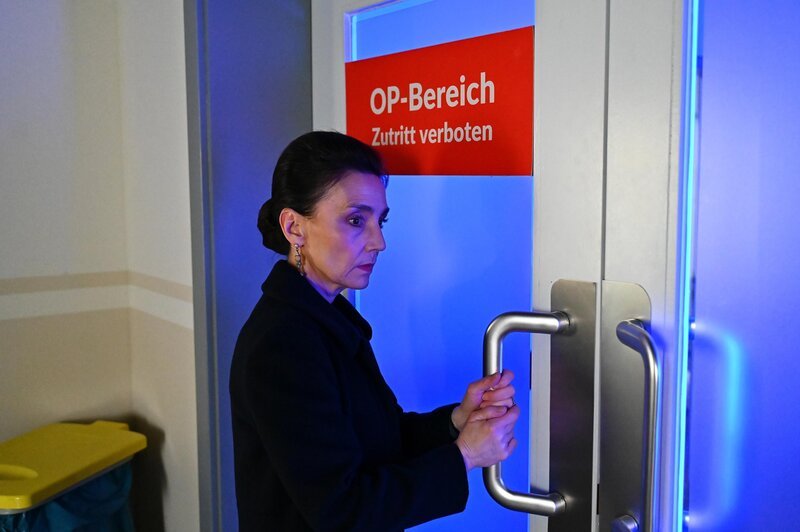 Simone (Tatjana Clasing) macht sich Sorgen. – Bild: RTL /​ Julia Feldhagen /​ Filmreife Entführung