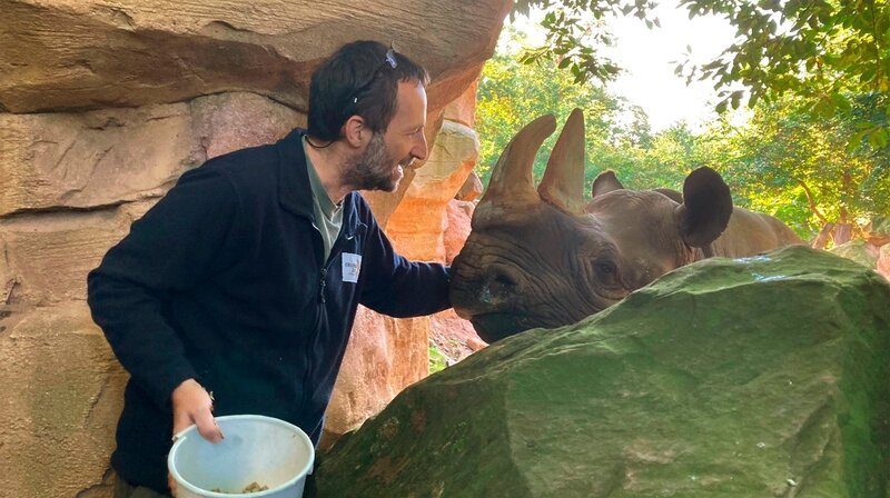 Dr. Viktor Molnár ist seit leitender Tierarzt im Erlebnis-Zoo Hannover verantwortlich für fast 2.000 Tiere aus über 180 Arten. – Bild: NDR/​Doclights