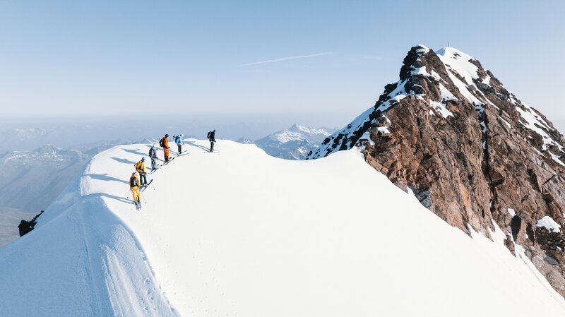 Protagonisten Matthias Weger und Jakob Weger mit deren Partnerinnen und Eltern bei Dreharbeiten während Servus TV’s BGW Bergwinter Südtirol, Weißkugel, Vinschgau, Südtirol, Italien am 12.06.2025. – Bild: ServusTV /​ Simon Hehl /​ F-TECH
