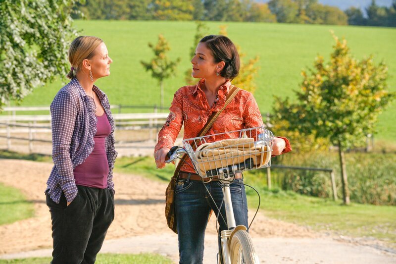 Katharina Körner (Anke Schwiekowski, l.), die Ehefrau des Opfers gibt Sekretärin Miriam Stockl (Marisa Burger, r.) bedenkenlos Auskunft. – Bild: ORF
