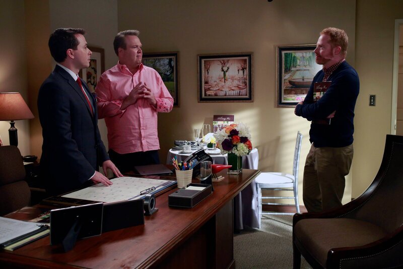 v.li.: Mr. Quigley (Matt Crabtree), Cameron Tucker (Eric Stonestreet), Mitchell Pritchett (Jesse Tyler Ferguson). – Bild: ViacomCBS