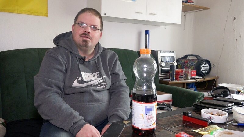 Der 34-jährige Peter hat Schulden bei den Stadtwerken – nun wurde ihm der Strom abgestellt.. – Bild: rtl 2