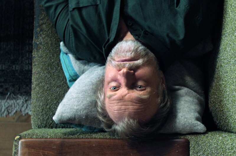 Hannis (Ulrich Thomsen) stellt Nachforschungen zum grausamen Tod seiner Tochter an. – Bild: ZDF/​ARTE/​REinvent Studios/​Thomas Wildner