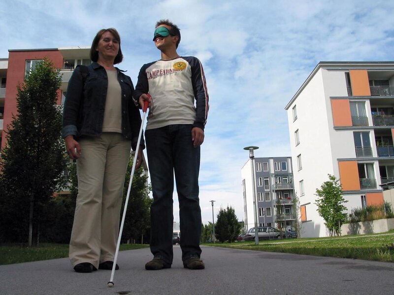 Im Selbstversuch mit Augenbinde erfährt Willi, wie es sich anfühlt, blind zu sein. Unterstützt wird er dabei von Mobilitätstrainerin Gerda. – Bild: BR/​megaherz