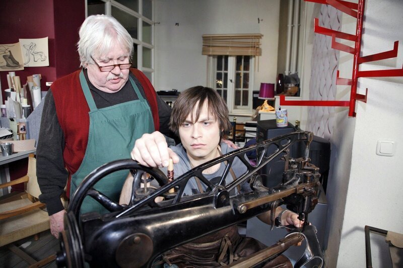 Bruno (Tim Sander, r.) und Meister Pöhnke (Axel Scholtz, l.) arbeiten unermüdlich an der Fertigstellung der Schuhe für die Präsentation. – Bild: SAT.1 /​ Monika Schürle