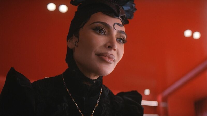 Siobhan Corbyn (Kim Kardashian) – Bild: 2023 FX Productions, LLC. All rights reserved. Lizenzbild frei