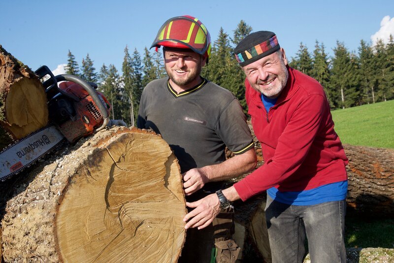 Der Meisterdrechsler Alfred Krainer (re.) aus St. Veit an der Glan beim Aussuchen des Holzes. – Bild: ORF 2