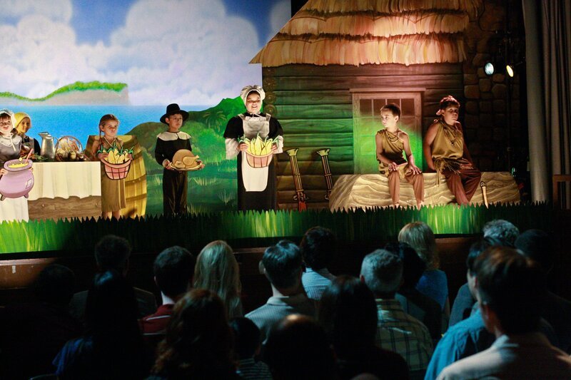 Als Juanita (Madison De La Garza, M.) während einer Schulaufführung flucht, will der Direktor die Kleine von einem Thanksgiving-Umzug ausschließen. Gabrielle will dies verhindern, erreicht jedoch nur, dass Juanita von der Schule geworfen wird … – Bild: American Broadcasting Companies, Inc.