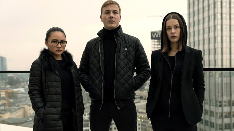 Das Trio Jana (Paula Beer, r.), Adam (Albrecht Schuch) und Thao (Mai Duong Kieu, l.) hat sich gefunden und schließt einen teuflischen Pakt. Das Duell geht in die nächste Runde. – Bild: ZDF und Ricardo Vaz Palma