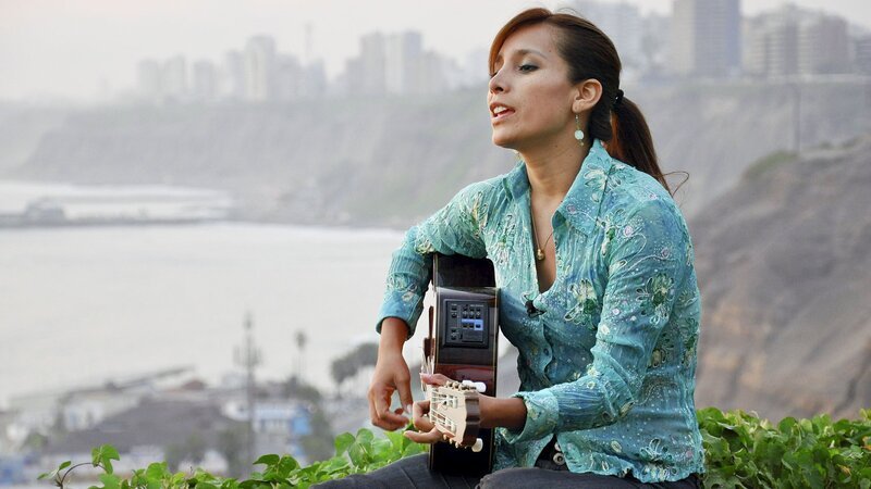 Sängerin Damaris Mallma Porras in Lima, Peru. – Bild: ZDF und SRF