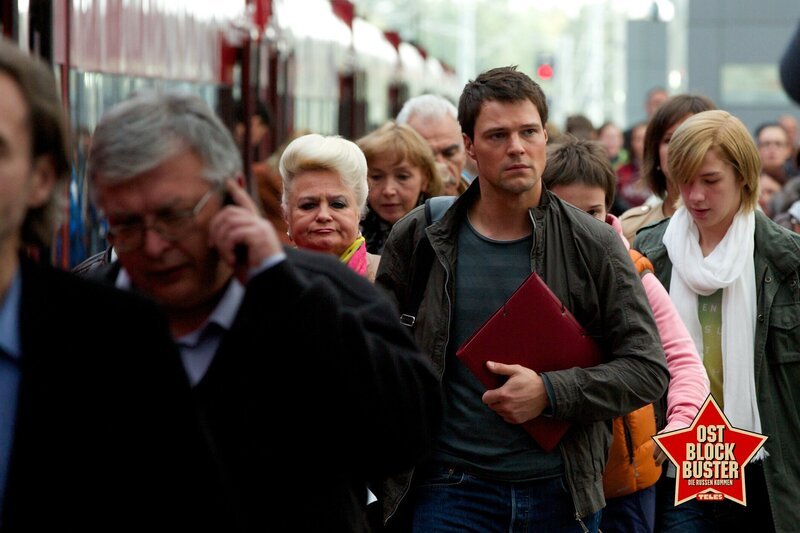 Weil er einen unsinnigen Befehl nicht ausführen will, fliegt der talentierte junge Pilot Alexey (Danila Kozlovsky) aus der Armee. Mit seiner sehr direkten Art ist er auch bei den Kollegen im neuen Job bei einer zivilen Fluglinie nicht sonderlich beliebt. – Bild: Tiberius Film Weil er einen unsinnigen Befehl nicht ausführen will, fliegt der talentierte junge Pilot Alexey (Danila Kozlovsky) aus der Armee. Mit seiner sehr direkten Art ist er auch bei den Kollegen im neuen Job bei einer zivilen Fluglinie nicht sonderlich beliebt. – Bild: Tiberius Film