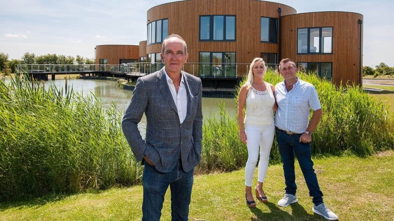 Kevin McCloud, Amy, Paul – Bild: TVNOW