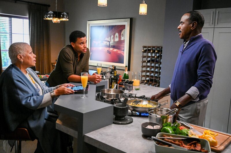 (v.li.): Denise Dowse (Mrs. Hofman), Michael Ealy (Detective Miles Hoffman), Steven Williams (Lionel Hoffman). – Bild: ORF/​Disney/​ABC/​John Fleenor