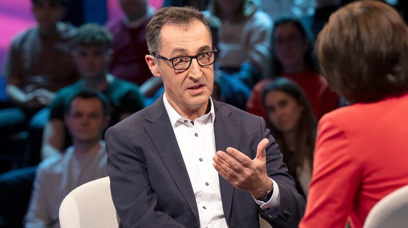 Moderatorin Sandra Maischberger (r.) im Gespräch mit Cem Özdemir (Bündnis 90/​Die Grünen). – Bild: WDR/​Melanie Grande