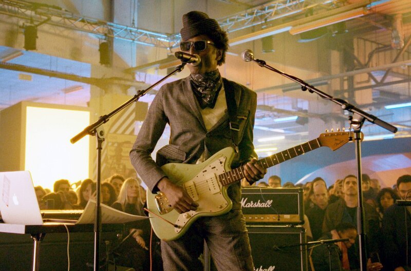 Der nigerianische Sänger Keziah Jones gilt als Begründer des Blufunks, einem explosiven Cocktail aus Funk und Blues. – Bild: Sombrero and Co