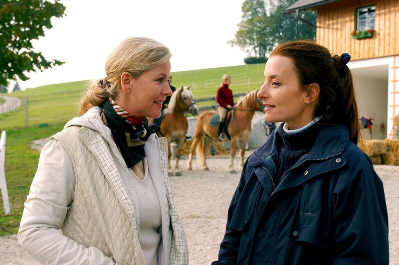 „Schlosshotel Orth“, „Neuanfänge.“ Anja Wagner musste vor einem Jahr nach einem Reitunfall ihr Pferd Chagall verkaufen. Nun sieht sie es wieder und stellt fest, dass ihre Liebe zu dem Tier ungebrochen ist. Felix und Ruth versuchen nach ihrer Scheidung jeder für sich ihr Leben neu zu ordnen. Eva hat sich entschlossen, den „Ärzten ohne Grenzen“ nach Mali zu folgen. Eine kurzfristige Zusage der Reha-Klinik gefährdet die Hochzeit von Max und Iris. Im Bild (v.li.): Anja Schüte (Claudia Singer), Isabel Karajan (Anja Wagner). – Bild: ORF/​Hubert Mican