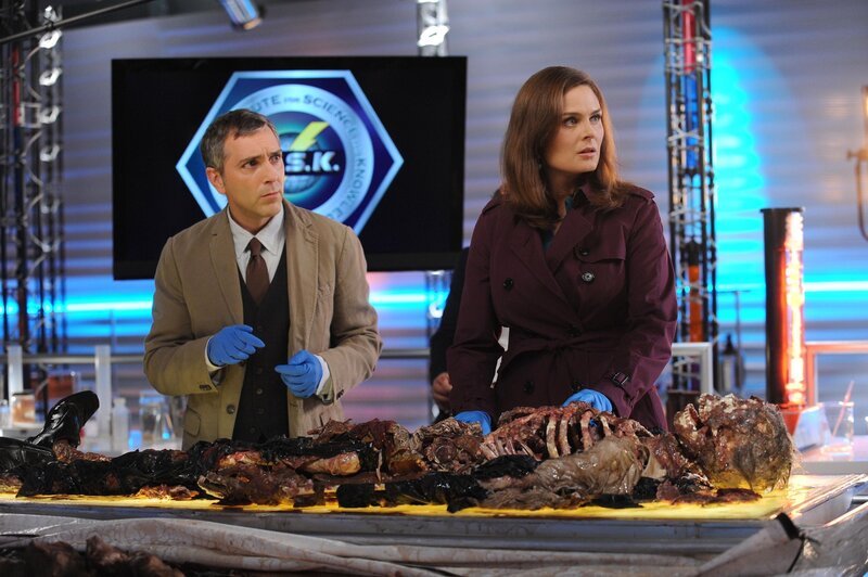 Dr. Temperance „Bones“ Brennan (Emily Deschanel) und Dr. Douglas Filmore (Scott Lowell) untersuchen einen Leichnam. – Bild: ATV