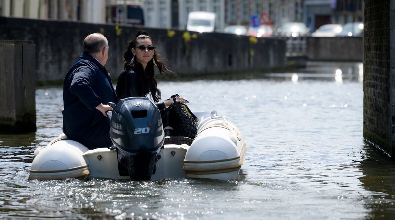 Zina de Santis (Rebecca Benhamour) und der Concierge (Jacky Druaux) fahren auf und davon. – Bild: DR/​Septembre Productions/​Itinéraire Productions/​TF1/​Be-FILMS/​RTBF (Télévision belge)