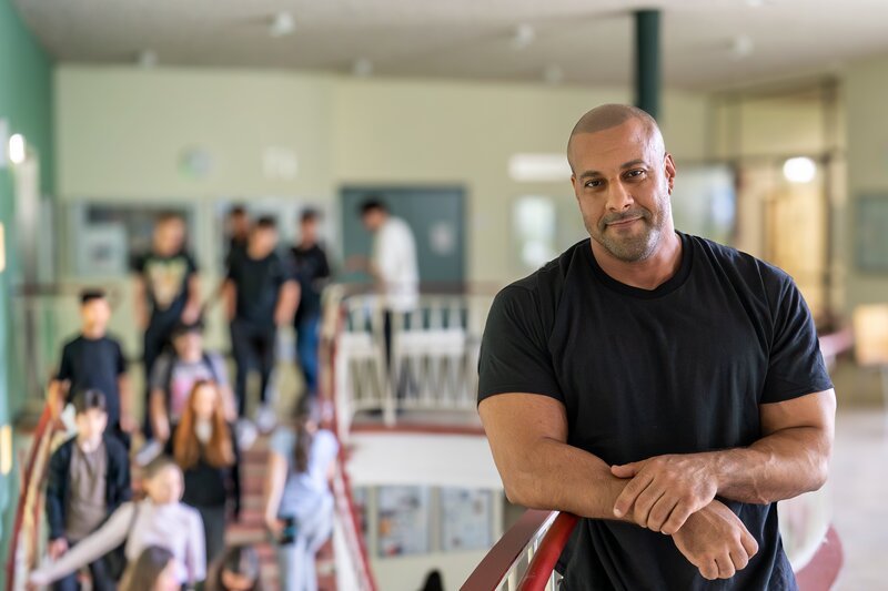 Herr Reff ist mehr als Lehrer – er will für seine Schülerinnen und Schüler da sein, weil er weiß, wie viel ein Lehrer im Leben junger Menschen bewirken kann. – Bild: ZDF und Johannes Kramer