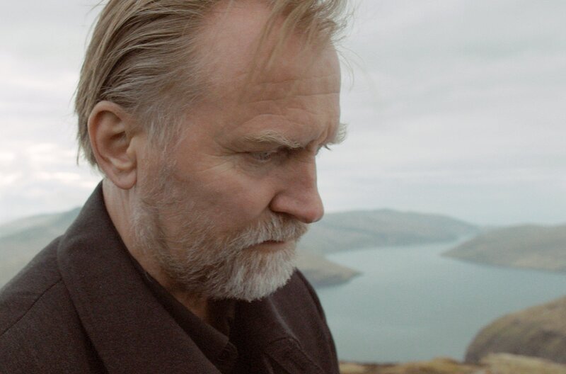 Journalist Hannis (Ulrich Thomsen) wird von Trauer und Schwermut übermannt. – Bild: ZDF/​ARTE/​REinvent Studios/​Thomas Wildner