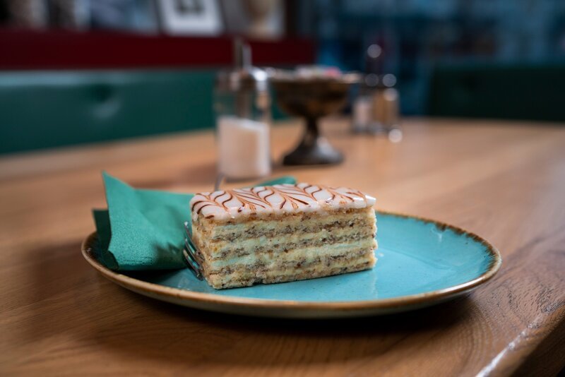 Esterhazyschnitte. – Bild: ORF/​Silvia Schneider GmbH/​Simeon Baker