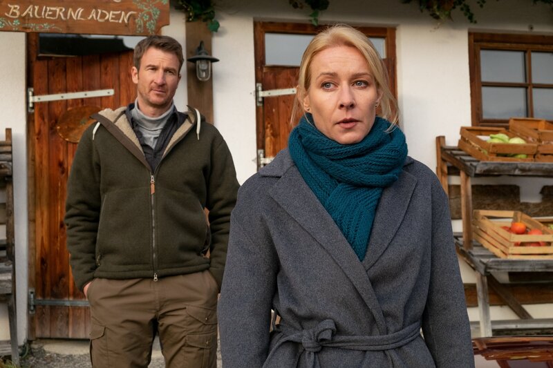 Hans Gruber (Heiko Ruprecht) kann seine Affäre nicht mehr länger geheim halten. Susanne (Natalie O’Hara) stellt ihn zur Rede. – Bild: ZDF und Erika Hauri