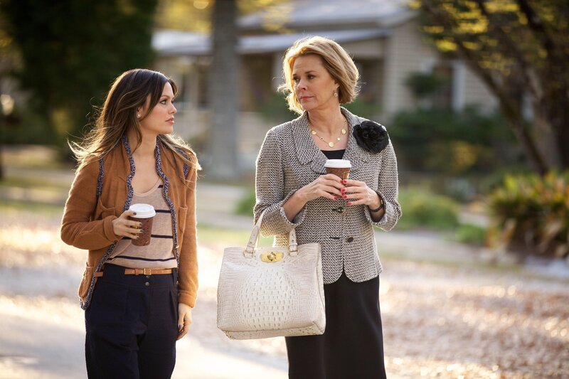 Noch nie konnte Zoe Hart (Rachel Bilson, l.) es ihrer Mutter rechtmachen. Ihr Umzug nach Blubell passt ihre Mutter Candice (JoBeth Williams, r.) jedoch aus einem ganz bestimmten Grund nicht … – Bild: Warner Bros. Lizenzbild frei