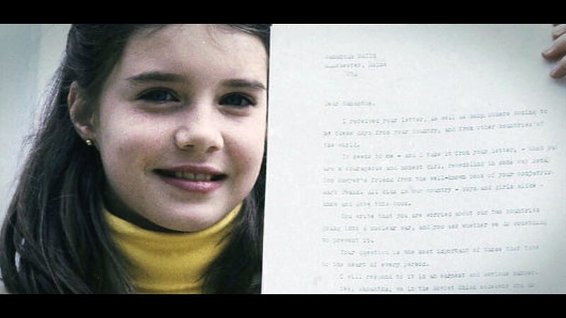 Durch ihren Brief an das sowjetische Staatsoberhaupt Jurij Andropow gelangte die US-Amerikanerin Samantha Smith auf die politische Weltbühne. – Bild: ORF/​Bonne Pioche Production