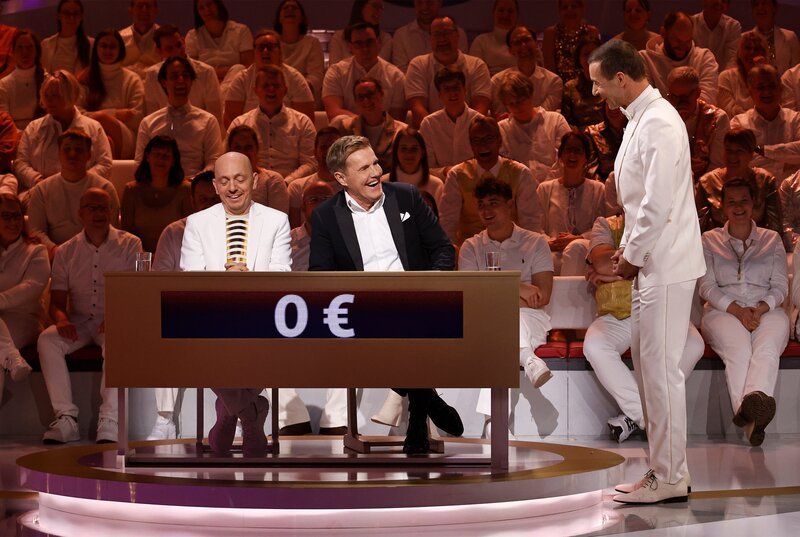 Moderator Kai Pflaume (r.) und sein Rateteam-Kapitän Bernhard Hoëcker (l.) mit Musikproduzent, Komponist, TV-Moderator und Sänger Dieter Bohlen (M.). – Bild: NDR/​Morris Mac Matzen