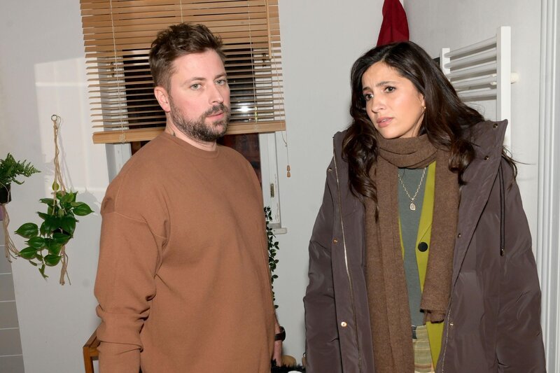 Laura (Chryssanthi Kavazi) erklärt John (Felix von Jascheroff), dass sie die Wahrheit über Zoe herausfinden wird. – Bild: RTL /​ Rolf Baumgartner /​ Auf der Spur