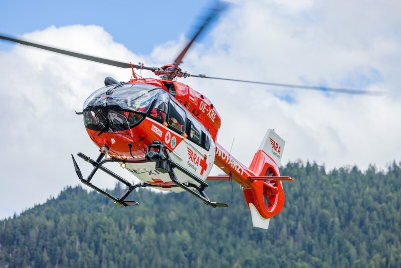 Der Rettungshubschrauber RK-2 aus Reutte in Tirol im Einsatz. – Bild: ServusTV / Tomas Kika / Spiegel TV GmbH Der Rettungshubschrauber RK-2 aus Reutte in Tirol im Einsatz. – Bild: ServusTV / Tomas Kika / Spiegel TV GmbH