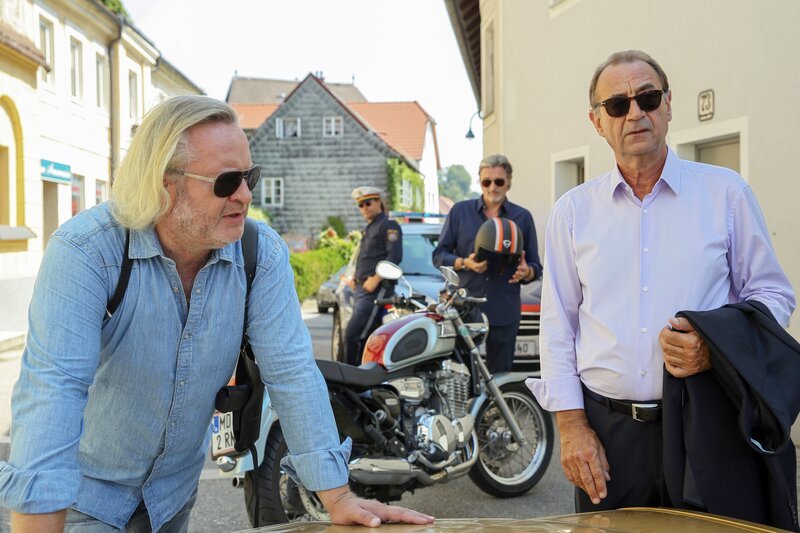 Oberstleutnant Helmuth Nowak (Gregor Seberg, l.), Major Carl Ribarski (Stefan Jürgens, M.) und Oberst Otto Dirnberger (Dietrich Siegl, r.) warten darauf, was passiert, nachdem Joro König seinen Kumpel Siemak in dessen Haus überrascht hat. – Bild: ORF/​SATEL-Film/​Petro Domenigg