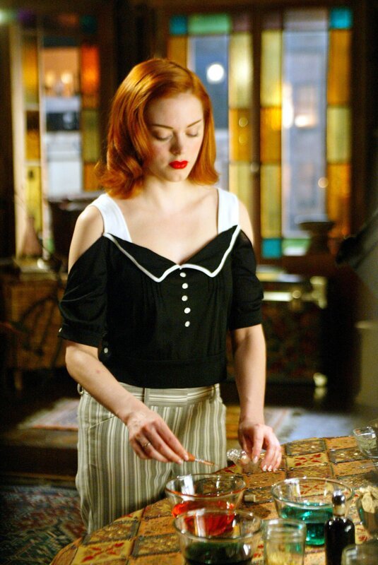 Premiere für Paige (Rose McGowan): Der Ältestenrat setzt sie zum ersten Mal als Wächterin des Lichts ein … – Bild: Paramount International Television