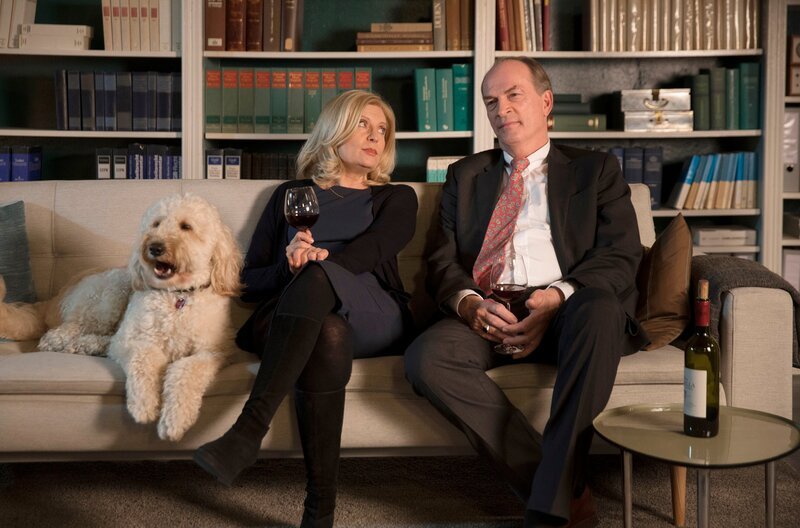 Erleichtert: Isa von Brede (Sabine Postel, l.) und Markus Gellert (Herbert Knaup, r.) stoßen auf den Neustart der Kanzlei an. Auch Hund Teddy hat es sich auf dem Sofa gemütlich gemacht. – Bild: MDR/​ARD/​Georges Pauly