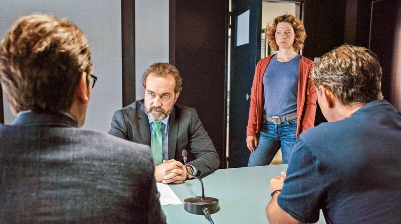 Bei der Berfragung von Jens Wegner (Jens Münchow, 2.v.l.) finden Lars Englen (Ingo Naujoks, l.), Tomke Jennsen (Anjorka Strechel, 2.v.r.) und Finn Kieseewetter (Sven Martinek, r.) heraus, dass dieser von seinem Mitarbeiter erpresst wurde. – Bild: ORF/​ONE GATE/​ARD/​Marion von der Mehden