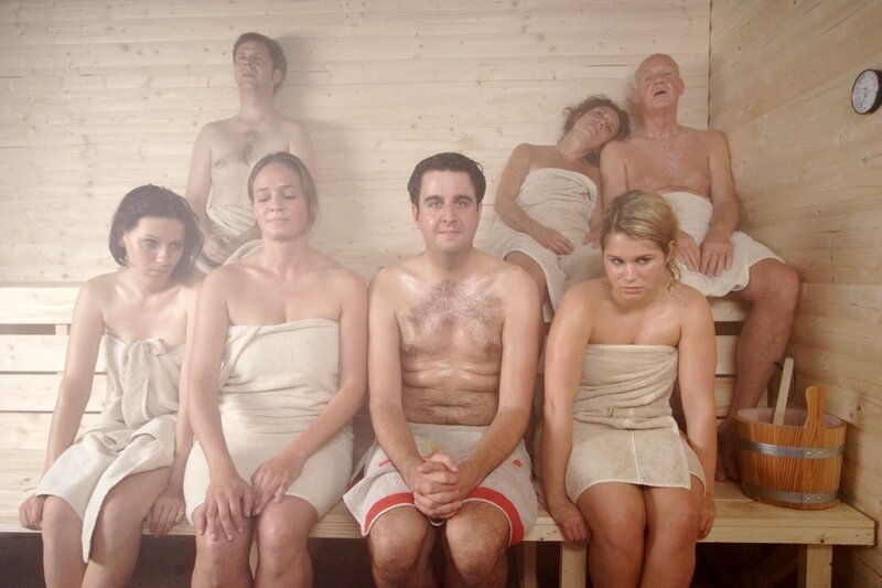 Die Familie in der Sauna.Vorne v.l.n.r.: Svenja (Bettina Lamprecht), Anne (Sonsee Neu), Bastian (Bastian Pastewka), Kim (Cristina Do Rego) Hinten v.l.n.r.:Hagen (Matthias Matschke), Elsa (Adriana Altaras), Volker (Dietrich Hollinderbäumer) – Bild: Comedy Central