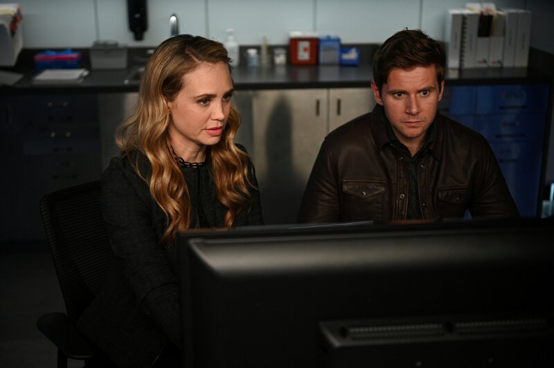 L-R: Dr. Morgan Reznick (Fiona Gubelmann) and Ariel Reznik (Allen Leech) – Bild: Sergei Bachlakov /​ Sony /​ American Broadcasting Companies, Inc.