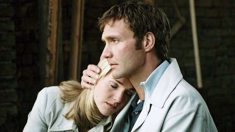 Oliver (Patrik Fichte) will Bianca (Tanja Wedhorn) nicht verlieren, aber er will auch seine Verlobte, die ein Kind von ihm erwartet, nicht verletzen. – Bild: ZDF und Britta Krehl