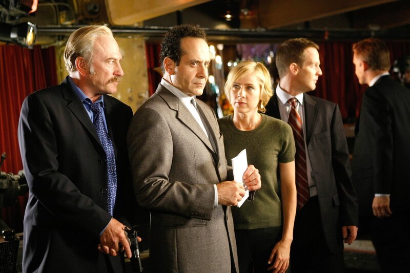 Captain Leland Stottlemeyer (Ted Levine, l.), Natalie (Traylor Howard, 3.v.l.) und Lt. Randall Disher (Jason Gray-Stanford, hinten 2.v.r.) machen sich Sorgen um Monk (Tony Shalhoub, 2.v.l.), der soll verdeckt ermitteln und hierfür in die Rolle des Auftragskillers Frankie DePalma schlüpfen … – Bild: ORF/​Universal