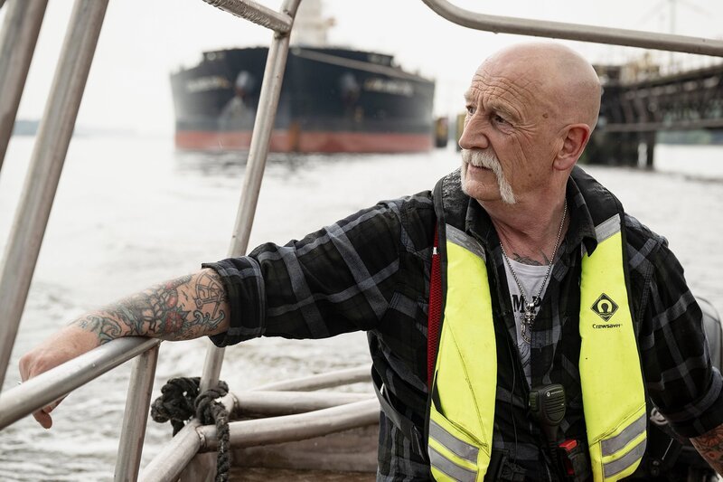 Pulsschlag Hafen Wenn die grossen Pötte kommen  In Bremen sorgt Lutz Vellguth dafür, dass die Schiffe sicher an der Kaje vertäut werden. – Bild: SRF/​NDR/​Michael Ihle