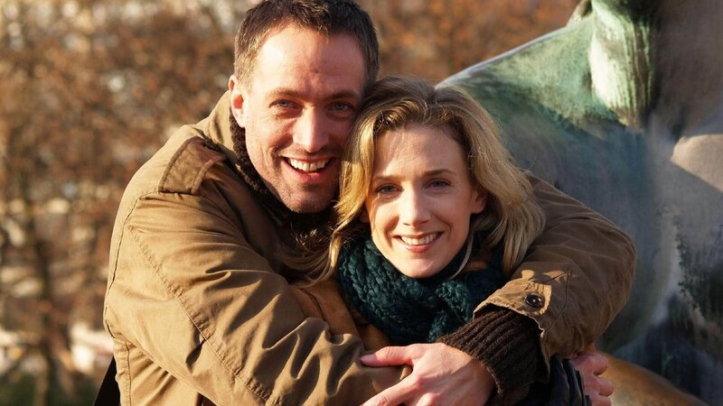 Nathan Ford (Timothy Hutton) und Sophie Devereaux (Gina Bellman) nehmen sich eines Wissenschaftlers an, der die Entdeckung seines ehemaligen Kollgen gestohlen und damit dessen Ruf ruiniert hat. – Bild: RTL Crime /​ TNT