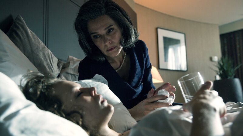 Eine verschleppte Grippe und die Arbeit rund um die Uhr lassen Jana (Paula Beer, l.) körperlich zusammenbrechen. Und wieder ist Christelle Leblanc (Désirée Nosbusch, r.) zur Stelle. – Bild: ZDF/​Ricardo Vaz Palma