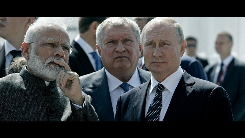 Der indische Premierminister Narendra Modi, Vize-Ministerpräsident Igor Setschin und der russische Präsident Wladimir Putin; Thema: Putins Oligarchen – Die Kriegskasse (SRF/​Arte). – Bild: SRF/​Arte