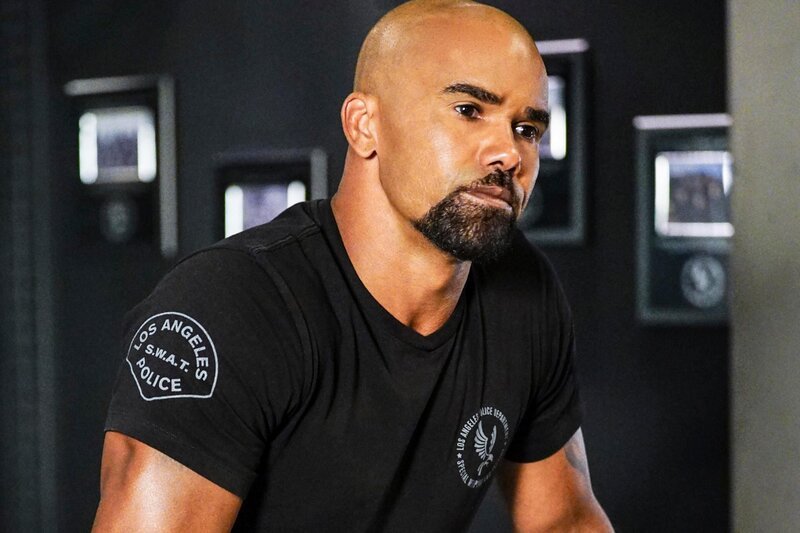 „Homecoming“ -- When Hondo\’s imprisoned childhood friend asks him to protect his son from gang violence, the favor brings SWAT into contact with a new local crime outfit. Also, when Luca\’s grandfather, a SWAT legend, passes away, he struggles with his grief and a painful family secret, on S.W.A.T., Thursday, Dec. 14 (10:00⁠–⁠11:00, ET/​PT) on the CBS Television Network. Pictured: Shemar Moore as Daniel „Hondo“ Harrelson. Photo: Sonja Flemming/​CBSÃÂ©2017 CBS Broadcasting, Inc. All Rights Reserved – Bild: AXN Columbia Pictures Corporation Limited /​ AXN Network, Inc.