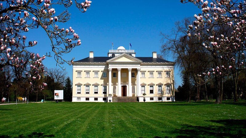 MDR FERNSEHEN ERLEBNIS MUSIK: WINTERREISE 1827, "Liederzyklus von Franz Schubert nach Gedichten von Wilhelm Müller", am Donnerstag um 00:00 Uhr. Die „Winterreise“ wurde im Wörlitzer Schloss nahe Dessau aufgezeichnet, dem Geburts- und Sterbeort von Wilhelm Müller. Wörlitzer Schloss – Bild: MDR/​Jörg Wagner