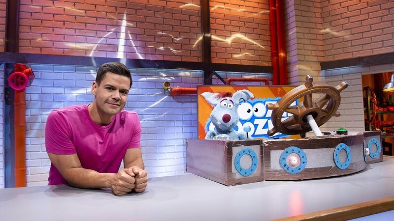 Woozle (re.) möchte eine umweltfreundliche Kreuzfahrt auf dem blauen Meer von Woozlingen anbieten. Doch während Simón (li.) sich auf einen entspannten Urlaub freut, hat Woozle eine ganz andere Vorstellung von der Kreuzfahrt. – Bild: Annette Etges/​SUPER RTL