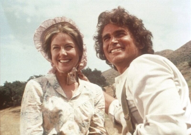 Caroline (Karen Grassle, l.) und Charles Ingalls (Michael Landon, r.) sind glücklich: Das neue Haus ist fertig gebaut. – Bild: Sat.1 Gold