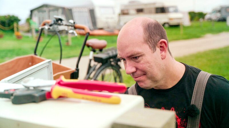 Jan-Preben Arnold hat bis zum Frühling fast jeden Tag auf seinem Campingplatz gearbeitet, um ihn pünktlich zur Saison wieder eröffnen zu können. – Bild: NDR