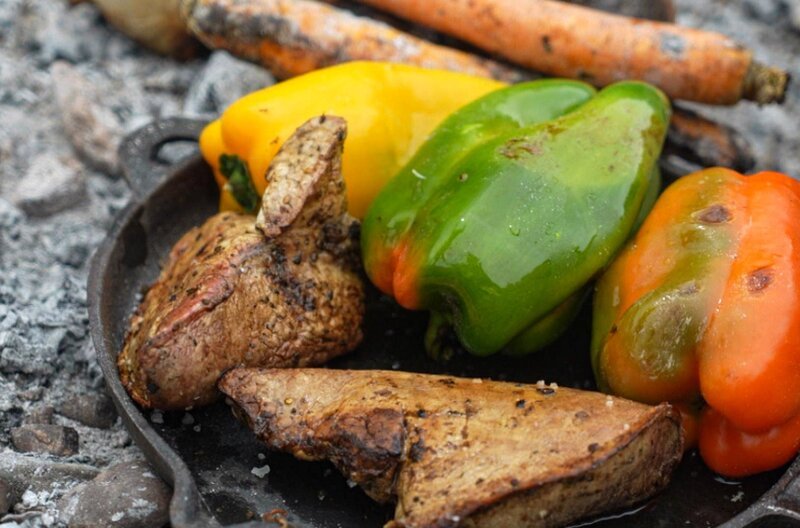 In Argentinien gibt es Ezequiels über offenem Feuer geröstetes Zicklein. – Bild: Elephant Doc